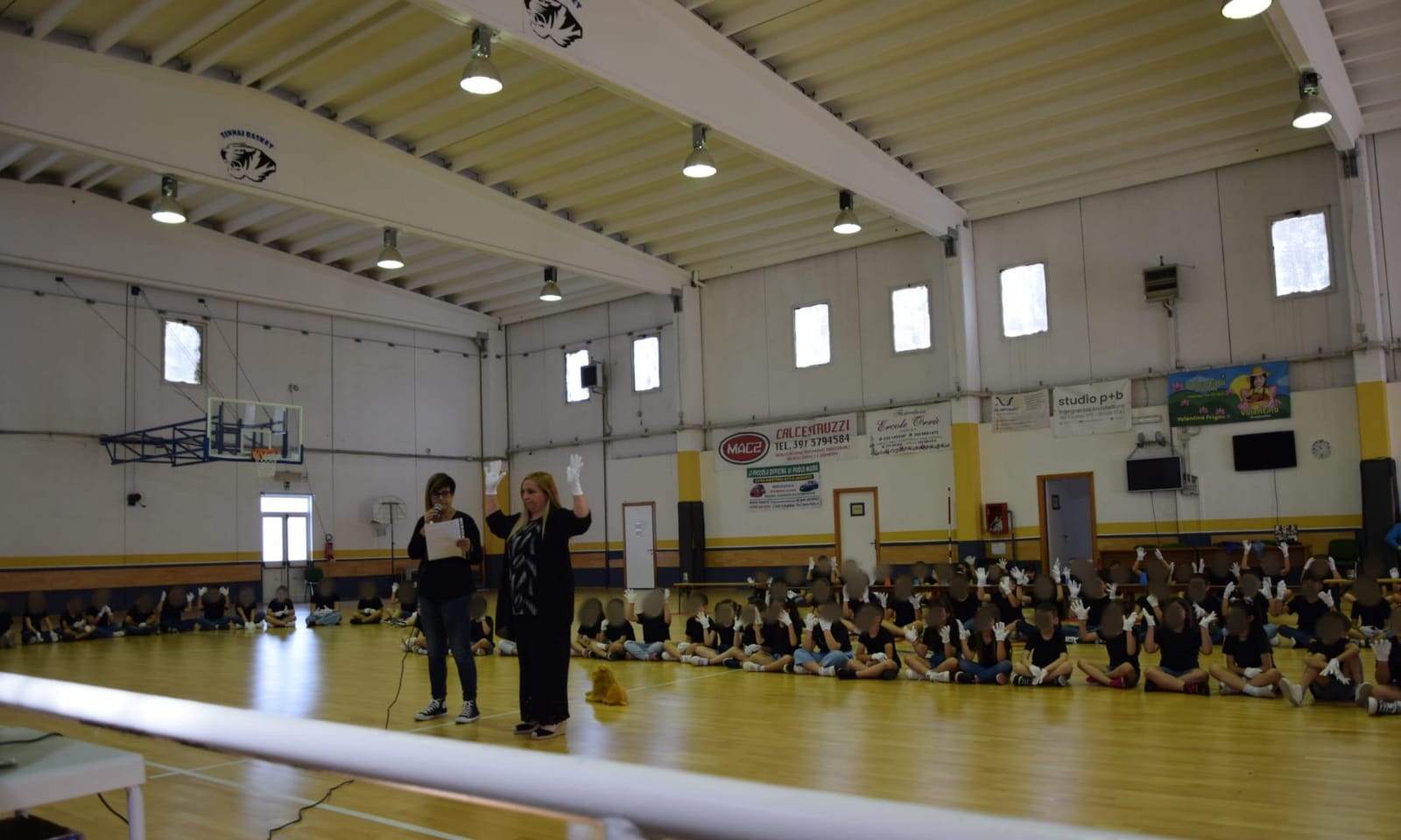 Sinnai, i bimbi imparano la lingua dei segni e “cantano” con le mani l’inno d’Italia e Se sei felice