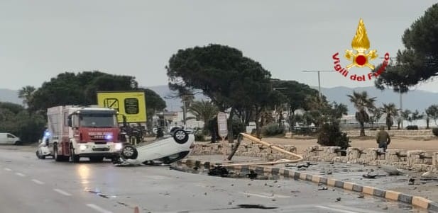 Schianto al Poetto a Quartu, l’auto si ribalta: gravissimo un 19enne