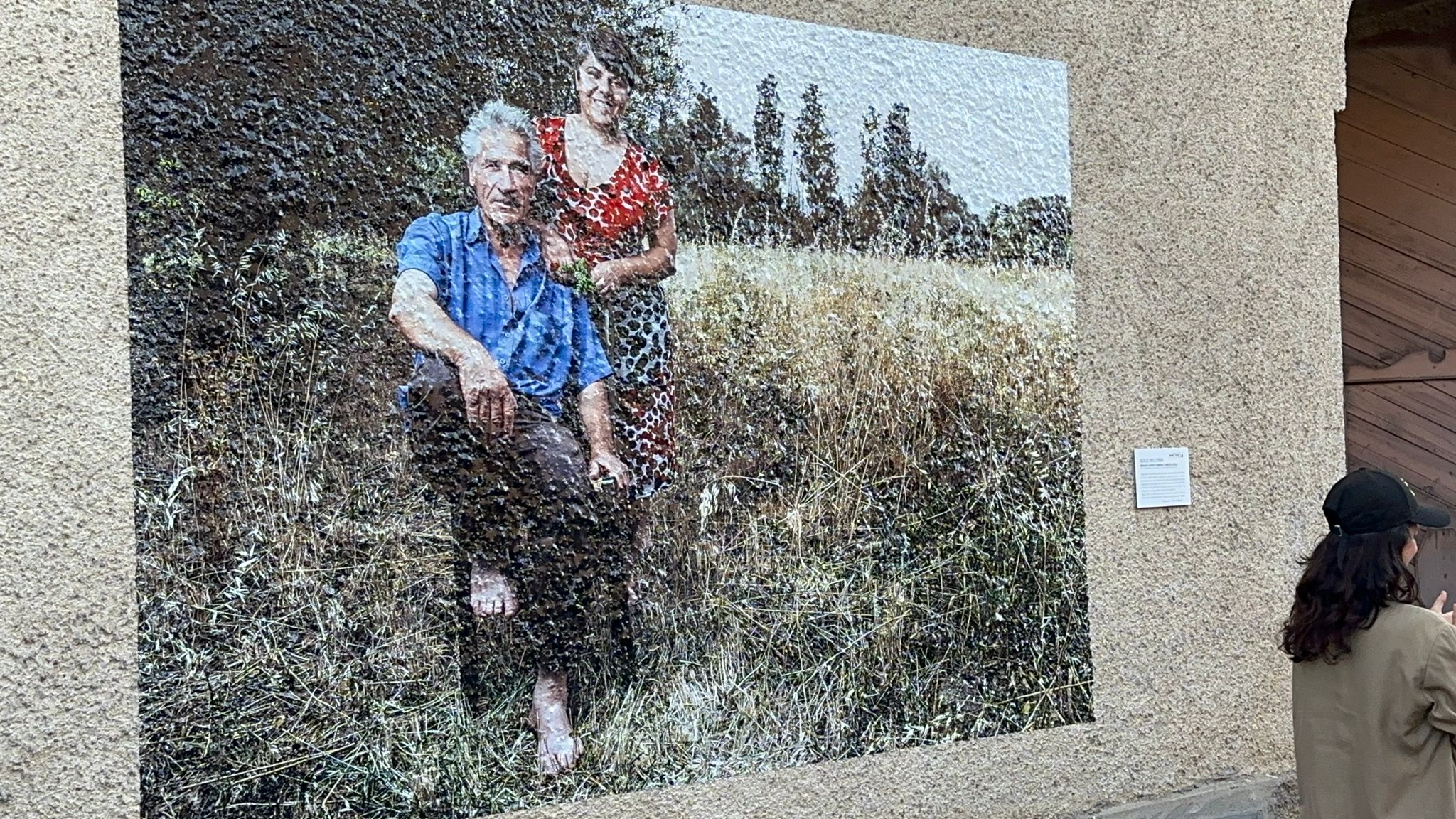 San Sperate, un murale in omaggio a Pinuccio Sciola e Michela Murgia