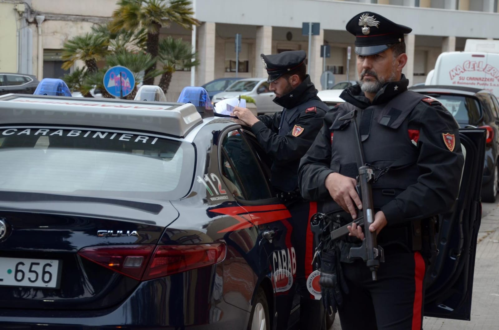 Sfonda il muro con l’auto e si scaglia contro la porta di casa della madre: arrestato a Carbonia