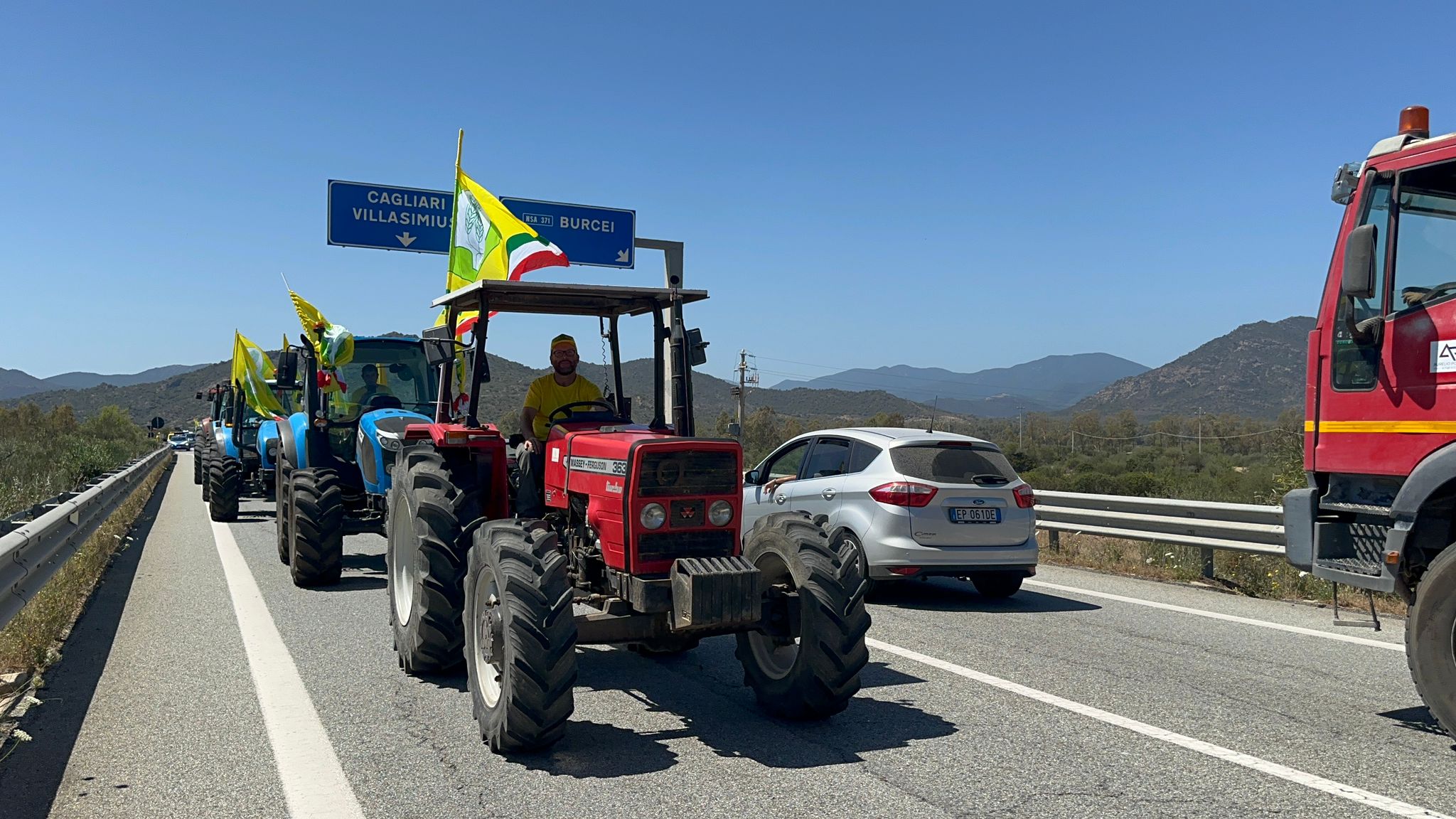 Agricoltori e allevatori sardi stremati dalla siccità, trattori sulle Statali: “Fate qualcosa, siamo in ginocchio”