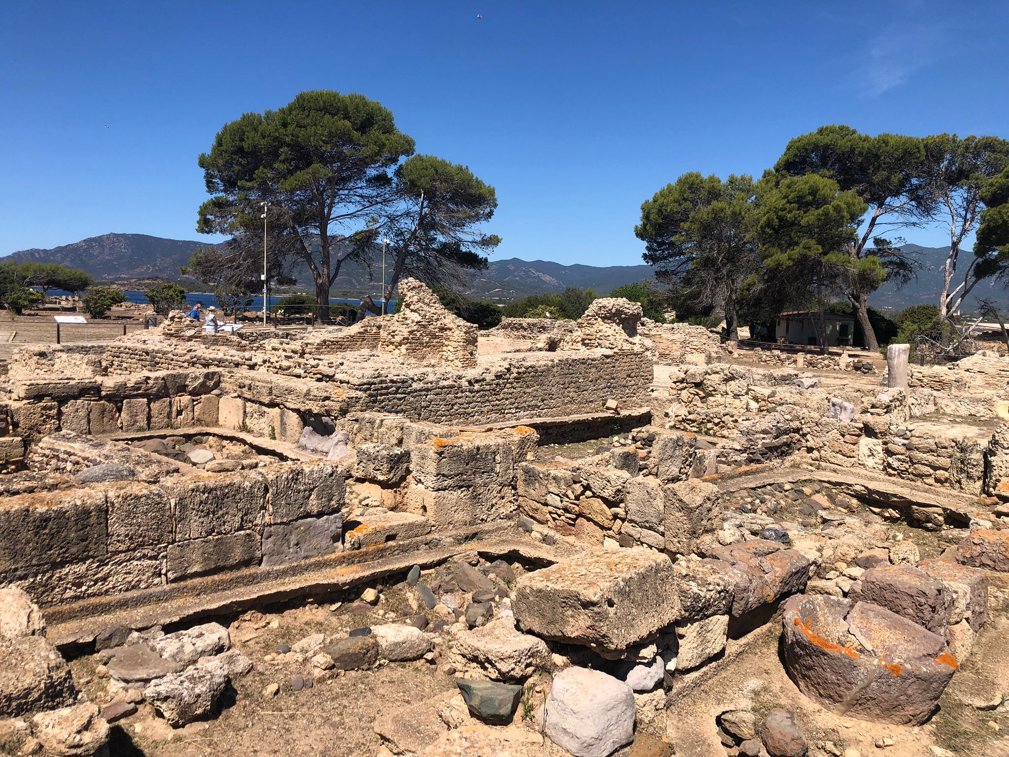 Tra le antiche rovine di Nora una sfilata di moda, il parco archeologico diventa una passerella a cielo aperto