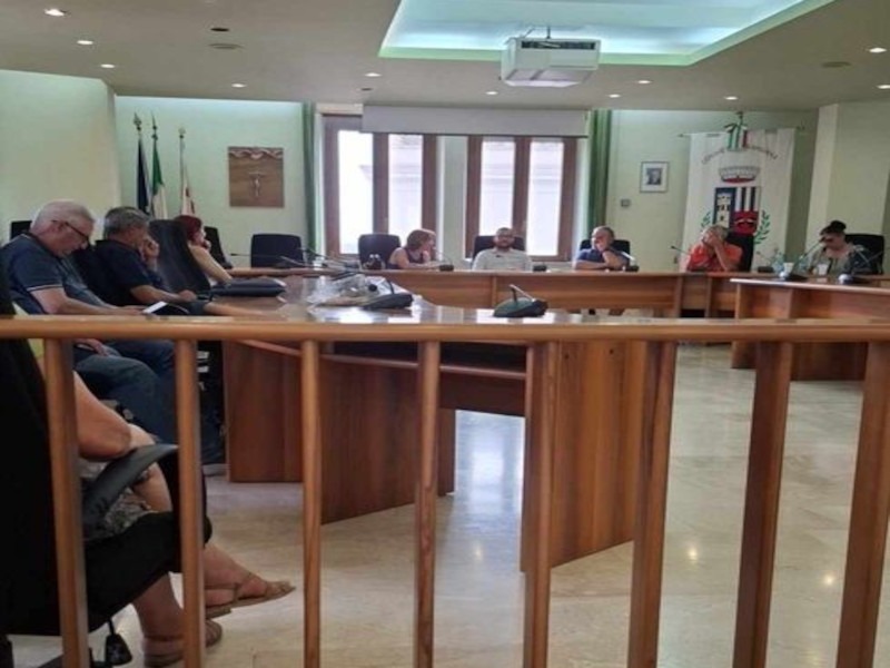 Serramanna, è rivolta in paese: aula consiliare occupata per dire no ad Abbanoa