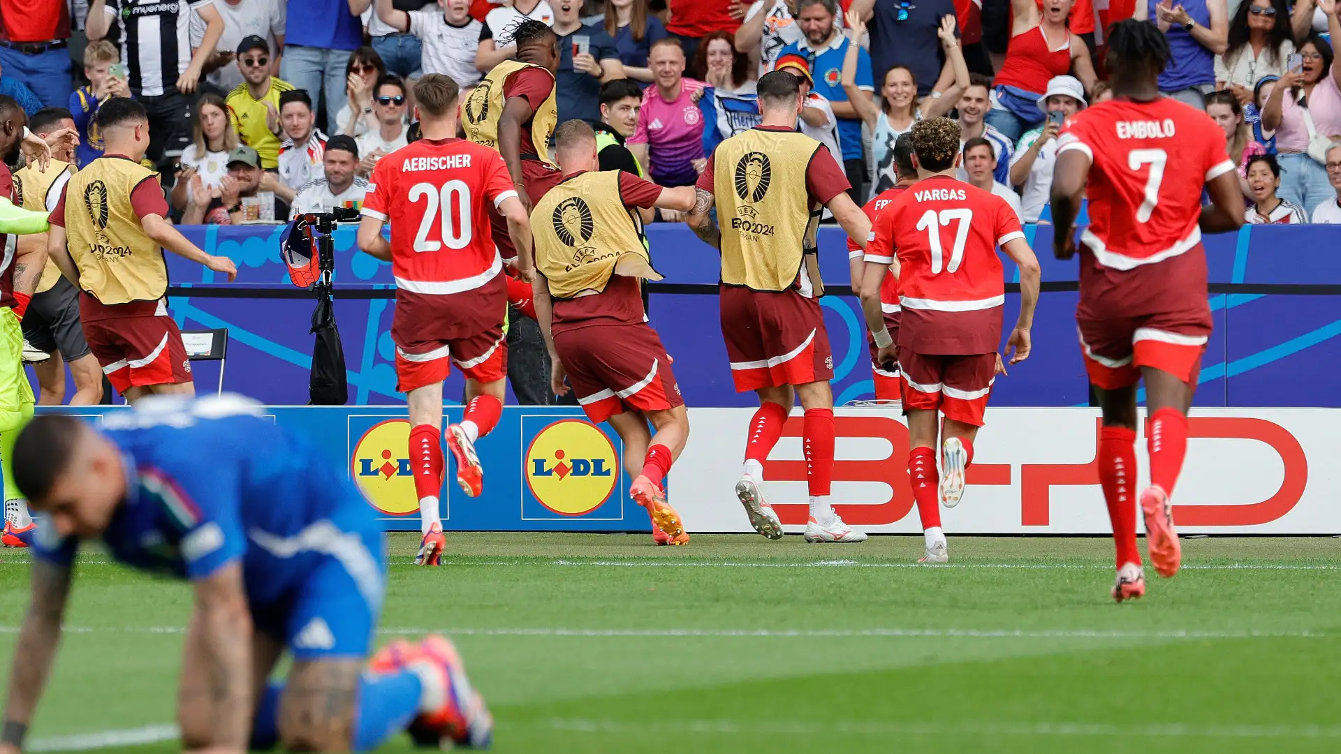 Italia pietosa, la Svizzera domina e vince 2 a 0: azzurri fuori dagli Europei tra i fischi