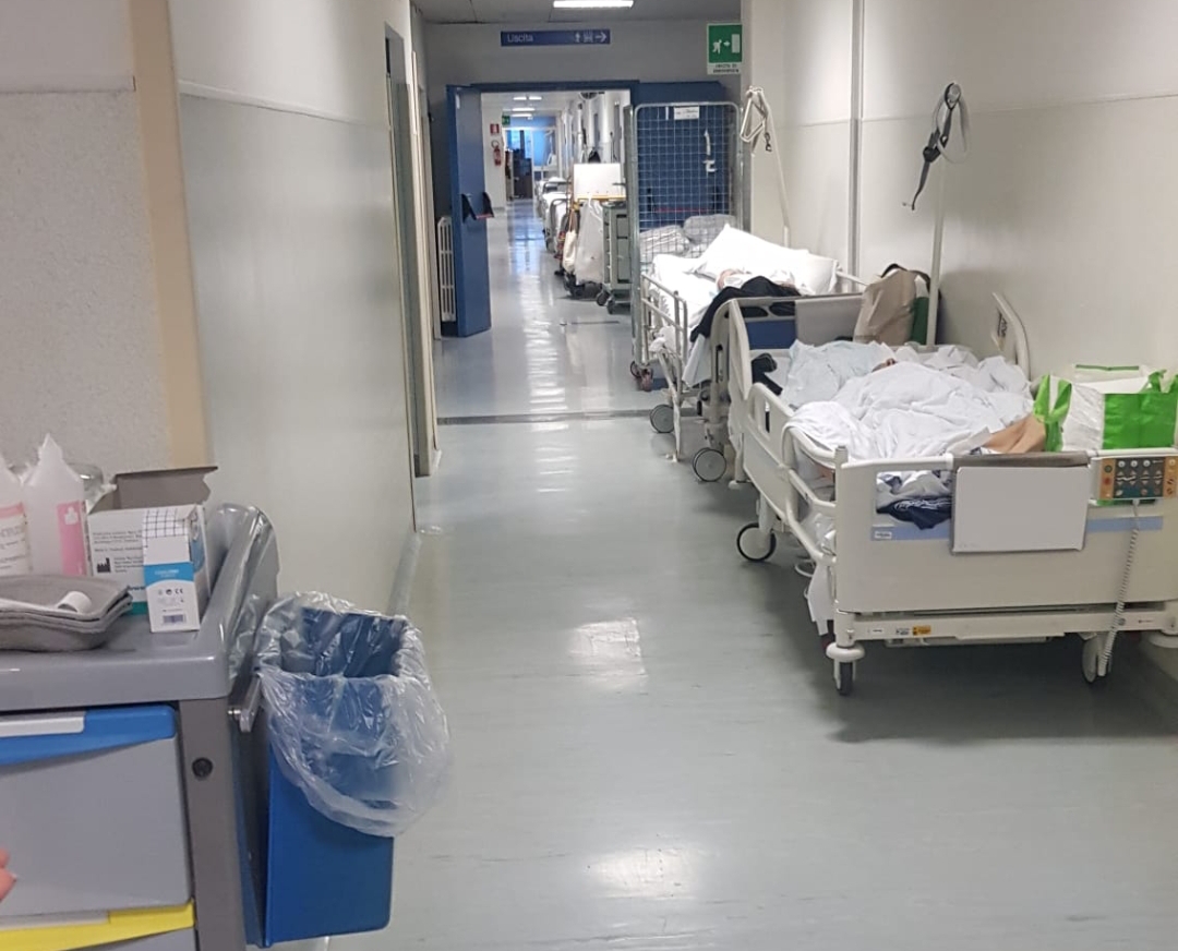 Gli ospedali affogano, sos a Cagliari: “Boom di accessi ai pronto soccorso e mancano 500 medici di base”