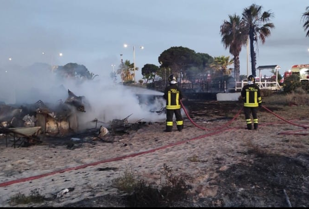 Quartu, il Tagoo Beach Club divorato dal fuoco: fatale una fuga di gas nella cucina
