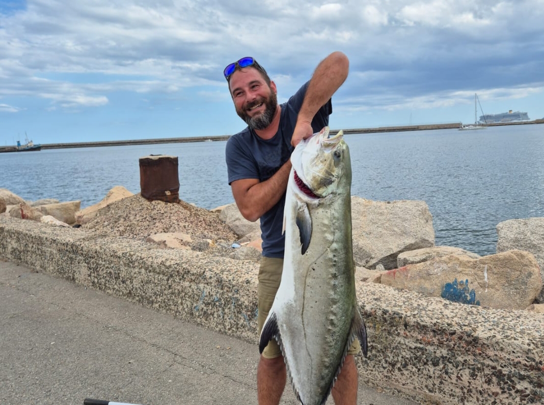 Cagliari, pesca record a Su Siccu: getta l’amo e tira su una leccia da 25 chili