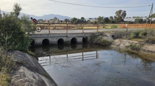 Pula, dietrofront del Comune: stop ai lavori del nuovo ponte a Is Suergius de mari