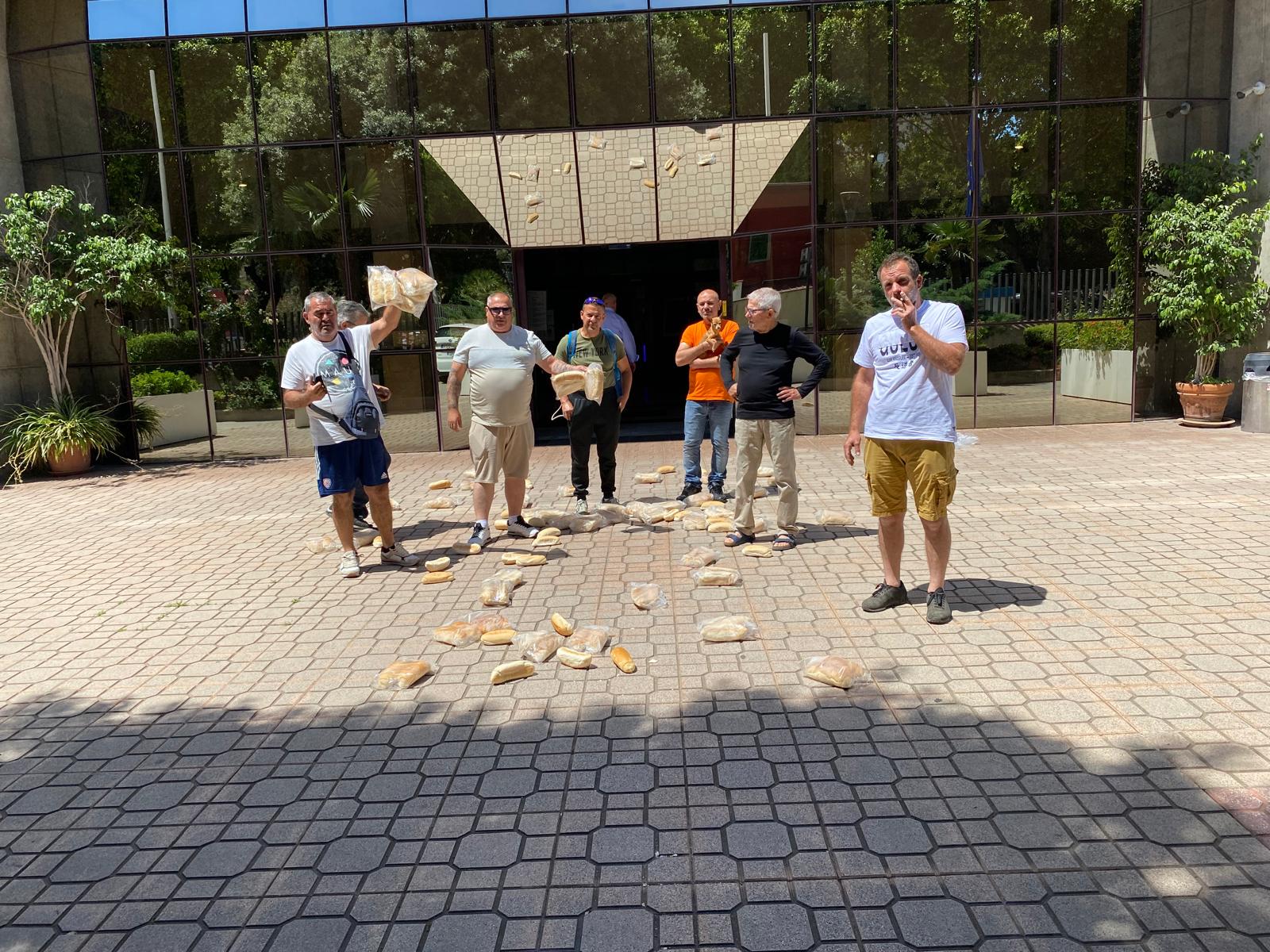 Urla e tensione in viale Trieste a Cagliari: “Noi ambulanti esclusi da Ateneika, ecco i panini che non abbiamo venduto”