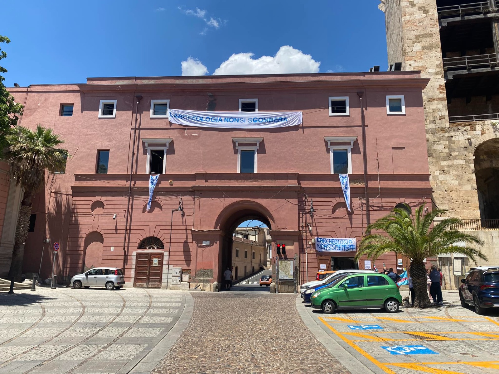 Cagliari, via dal palazzo delle Seziate: archeologi in rivolta