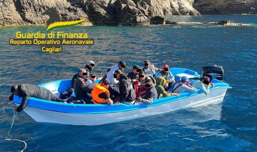 Teulada, trovata una barca incastrata tra gli scogli: a bordo 18 migranti algerini