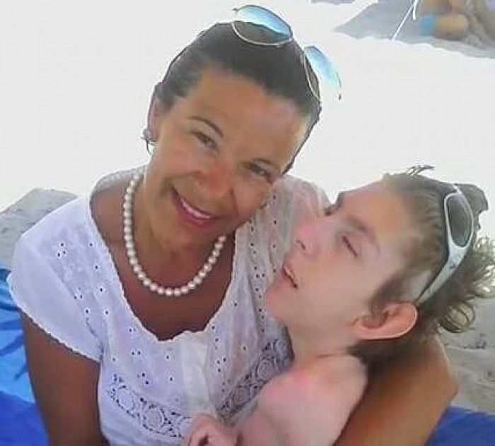 Le lacrime di Luciana Gallus per il figlio Mattia, morto a 33 anni: “Una parte di noi genitori muore con lui”