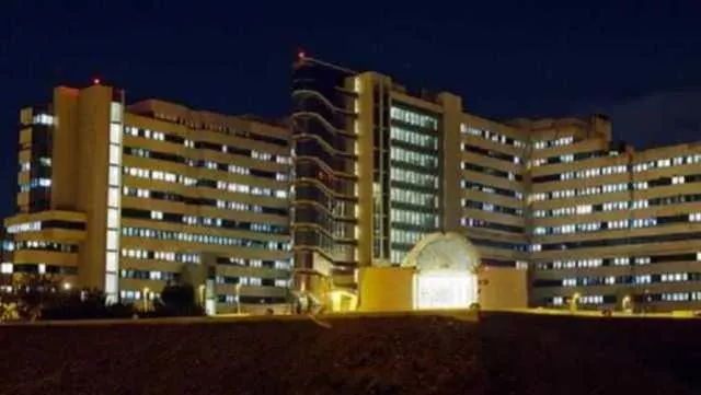 Scontro all’incrocio tra auto e scooter a Quartu, un portapizze ferito finisce all’ospedale