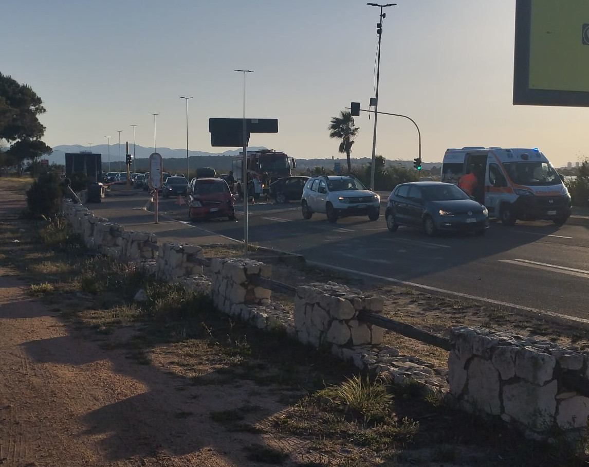 Sbatte con l’auto contro un palo al Poetto di Quartu dopo un tamponamento, un uomo soccorso e portato all’ospedale