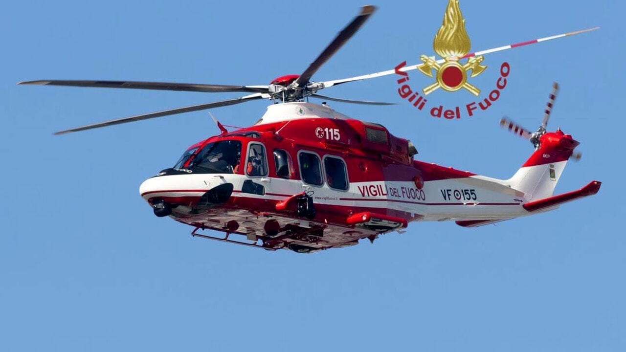 Tir precipita dal cavalcavia sulla Sassari-Alghero, l’autista è ferito ma vivo