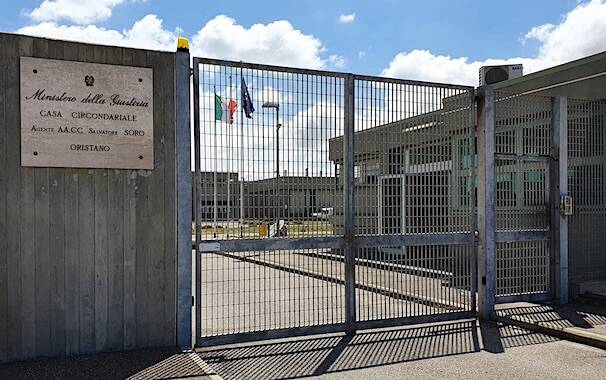 Uccide col topicida il cane dei vicini e li minaccia di morte: in carcere a Oristano