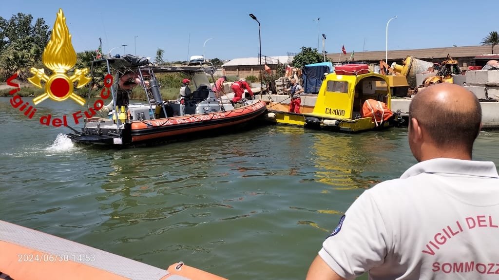 Principio d’incendio a bordo di un natante in navigazione nel golfo di Cagliari: salvate due persone