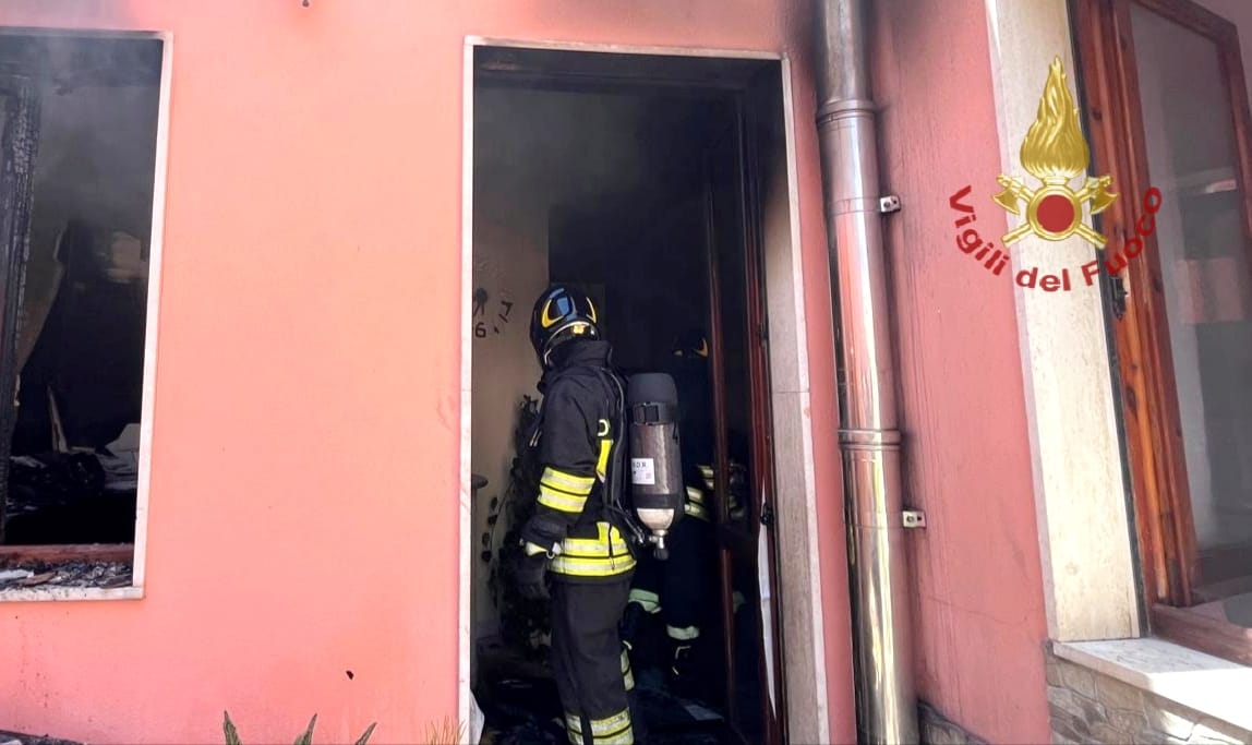 Quartu, la cucina va in fiamme: terrore in una villetta di via Riva Villasanta, salvata una persona