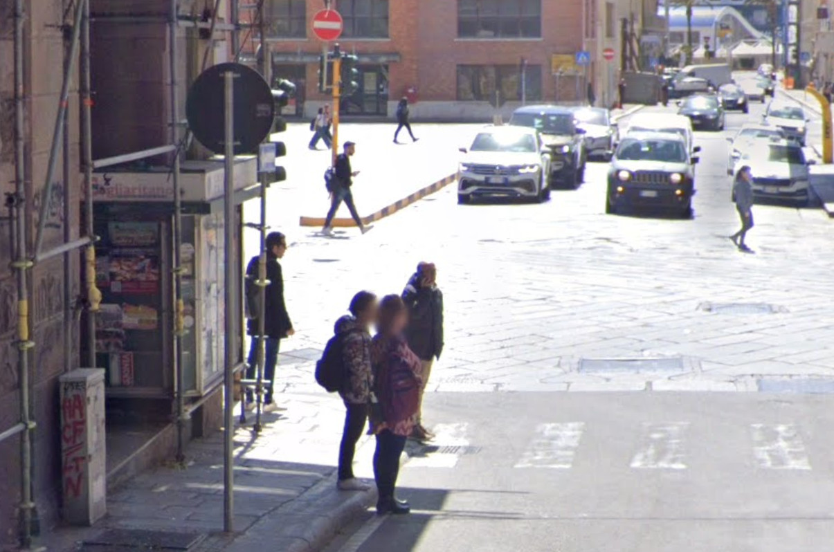 Cagliari, 19enne circondato e rapinato da due stranieri: ladri in fuga con una collana da duemila euro