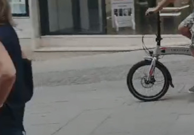 Cagliari, paura in via Manno: “Un bimbo di 7 anni travolto da un ciclista senza casco”