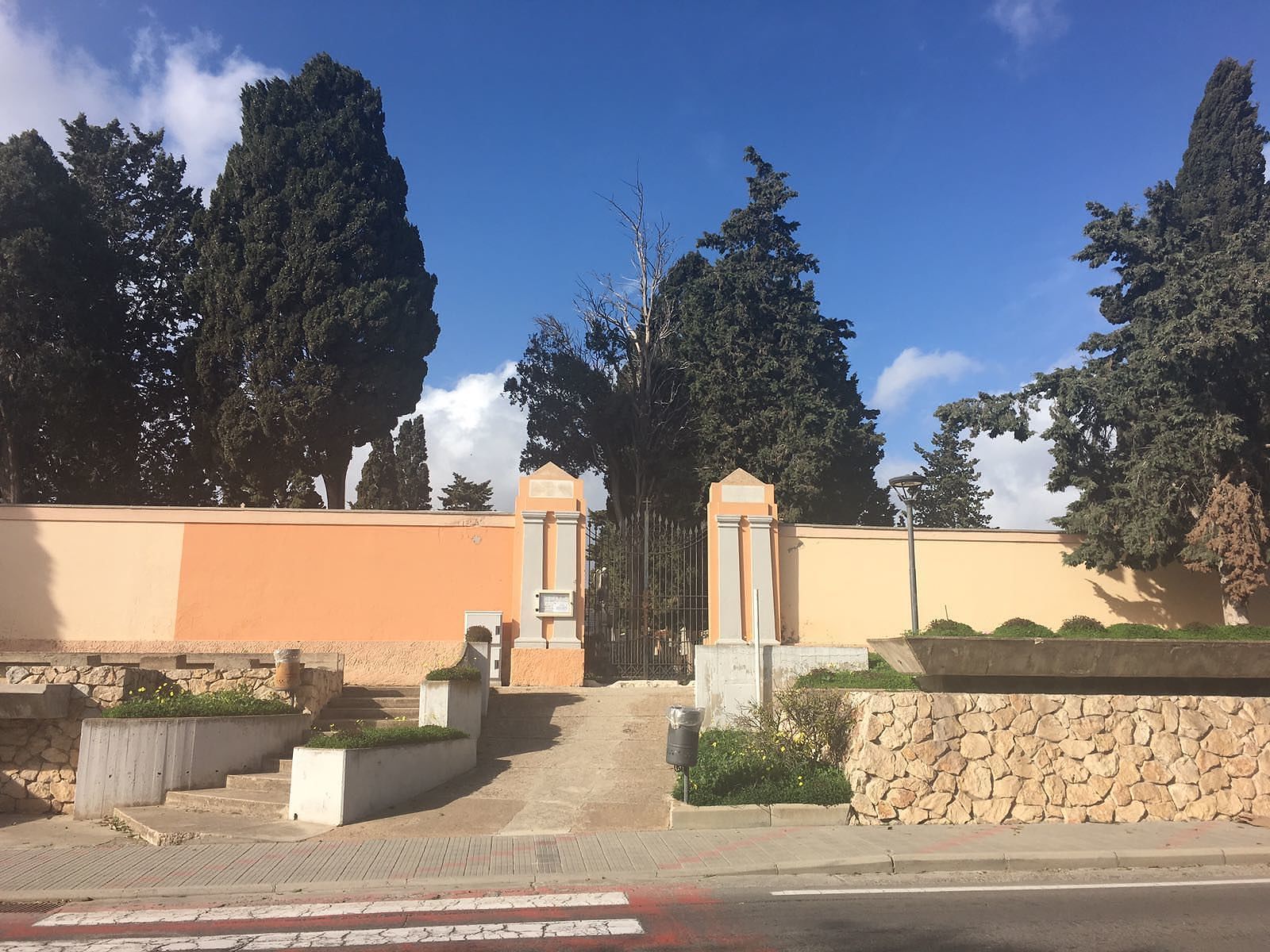 Selargius, fiori e ornamenti funerari rubati dalle tombe