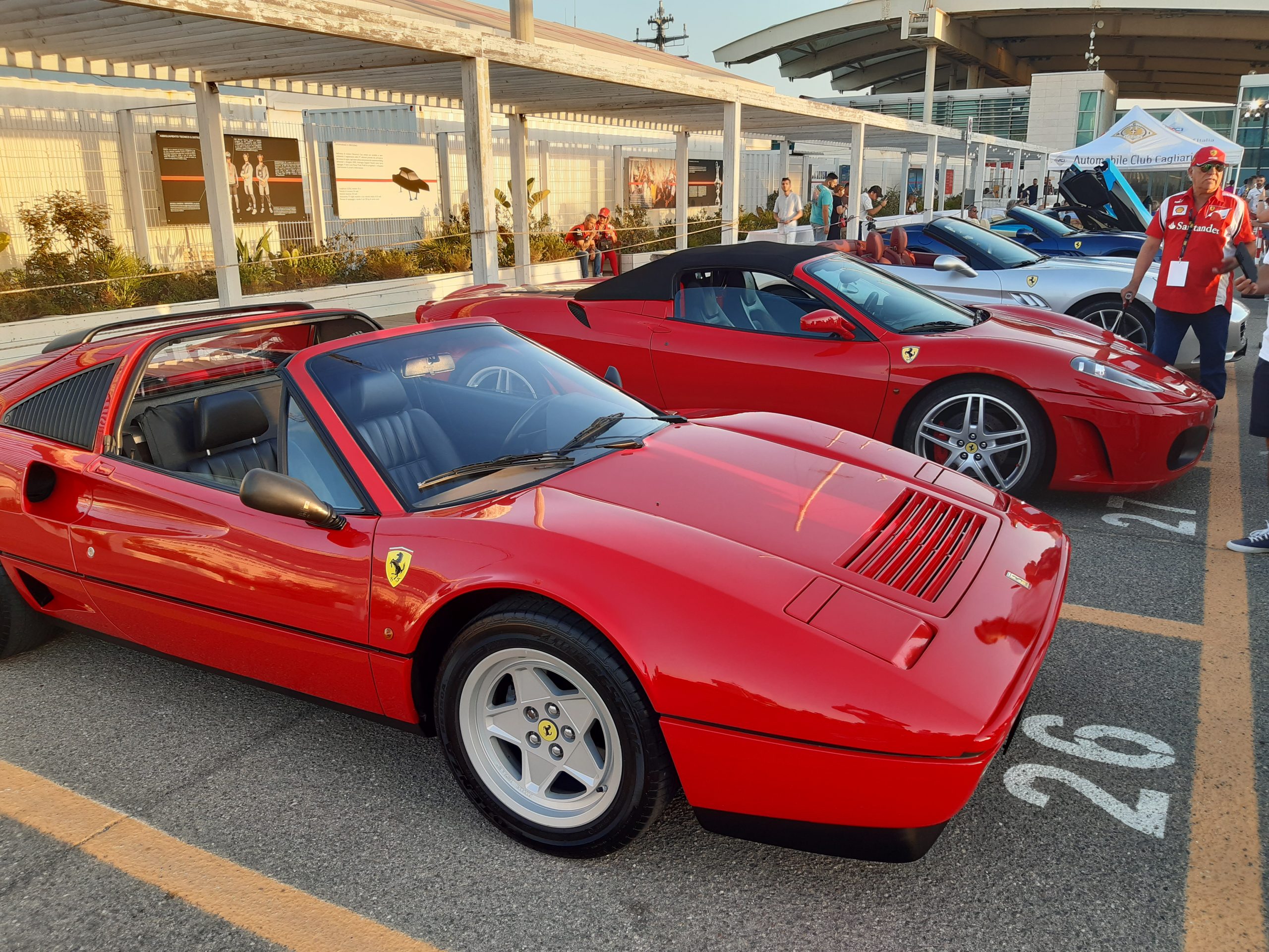 Ferrari e auto sportive da sogno alla Serata in Rosso di Cagliari