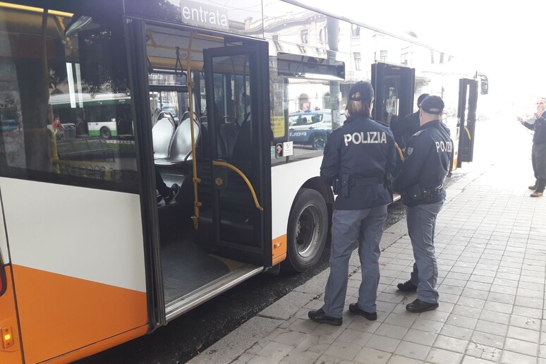 Cagliari, cerca di rapinare un disabile sul bus: 54enne armato di coltello arrestato