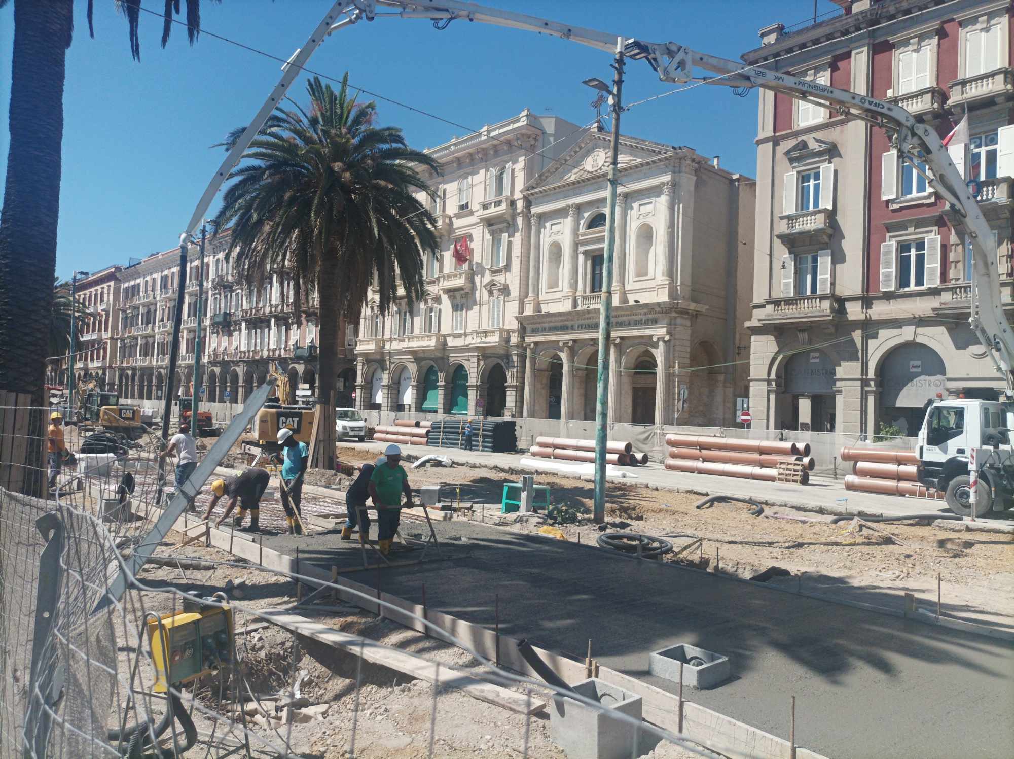 Cagliari, benvenuti nel caos di via Roma: basoli da rimettere, sì agli alberi e sforbiciata su area giochi e fitness