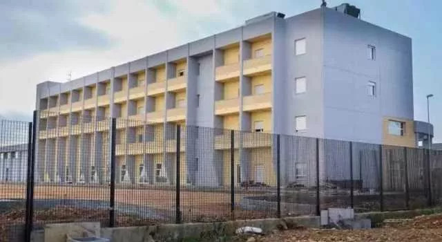 Inferno a Uta, detenuto cerca di conficcare una penna nel volto del vice direttore