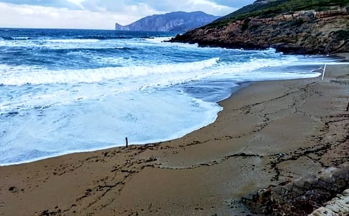 L’estate che sembra autunno: inizio luglio tra venti di burrasca e mareggiate in Sardegna