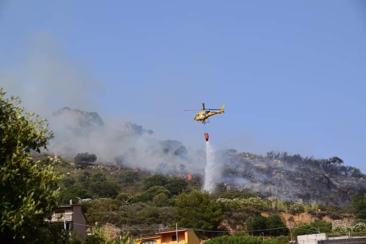 Arbus assediata dalle fiamme, minacciate diverse abitazioni