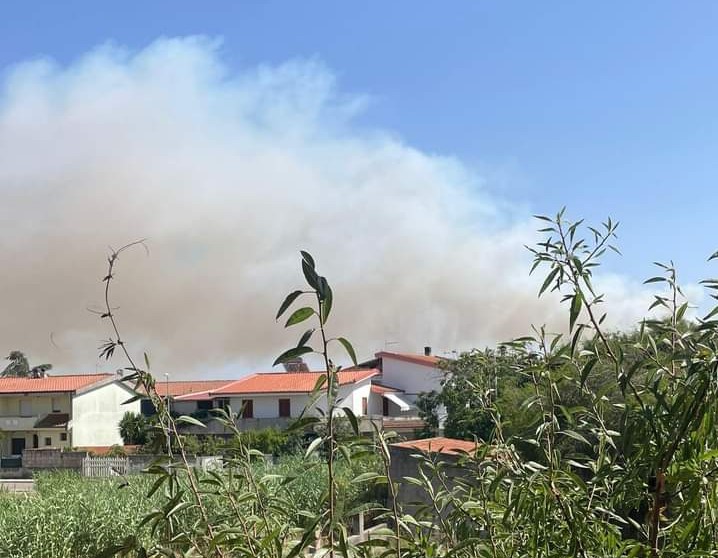 Paulilatino, devastante incendio nelle campagne: in azione canadair e super puma