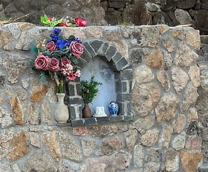 Arbus, decapitata la statua della Madonna nella pineta: “Inaccettabile e vergognoso”