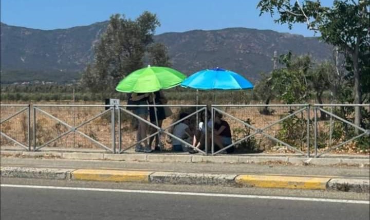 Capoterra, caldo insopportabile e rischio insolazione: con l’ombrellone alla fermata del bus