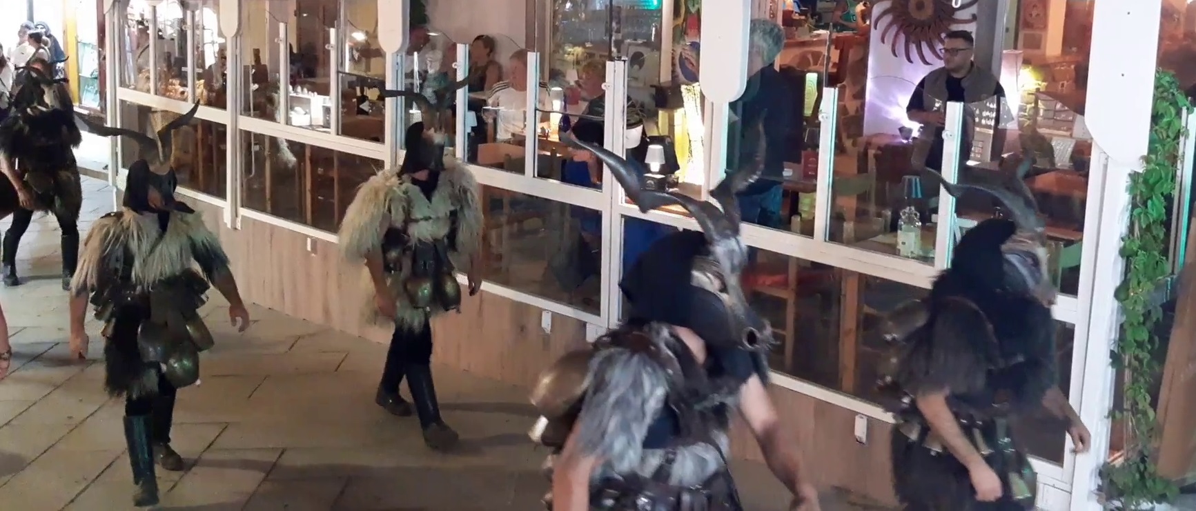 Grande successo per la ” Sfilata delle Maschere Tradizionali sarde “, lo show a Santa Teresa di Gallura (VIDEO)