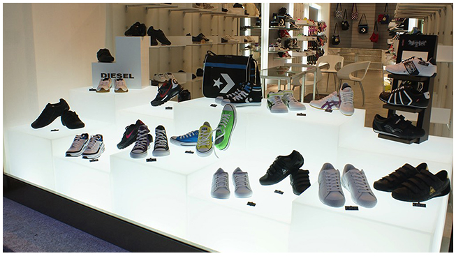 I consigli di Neon Europa: Pedane ed Espositori per Vetrine di Negozi in Plexiglass Retroilluminato