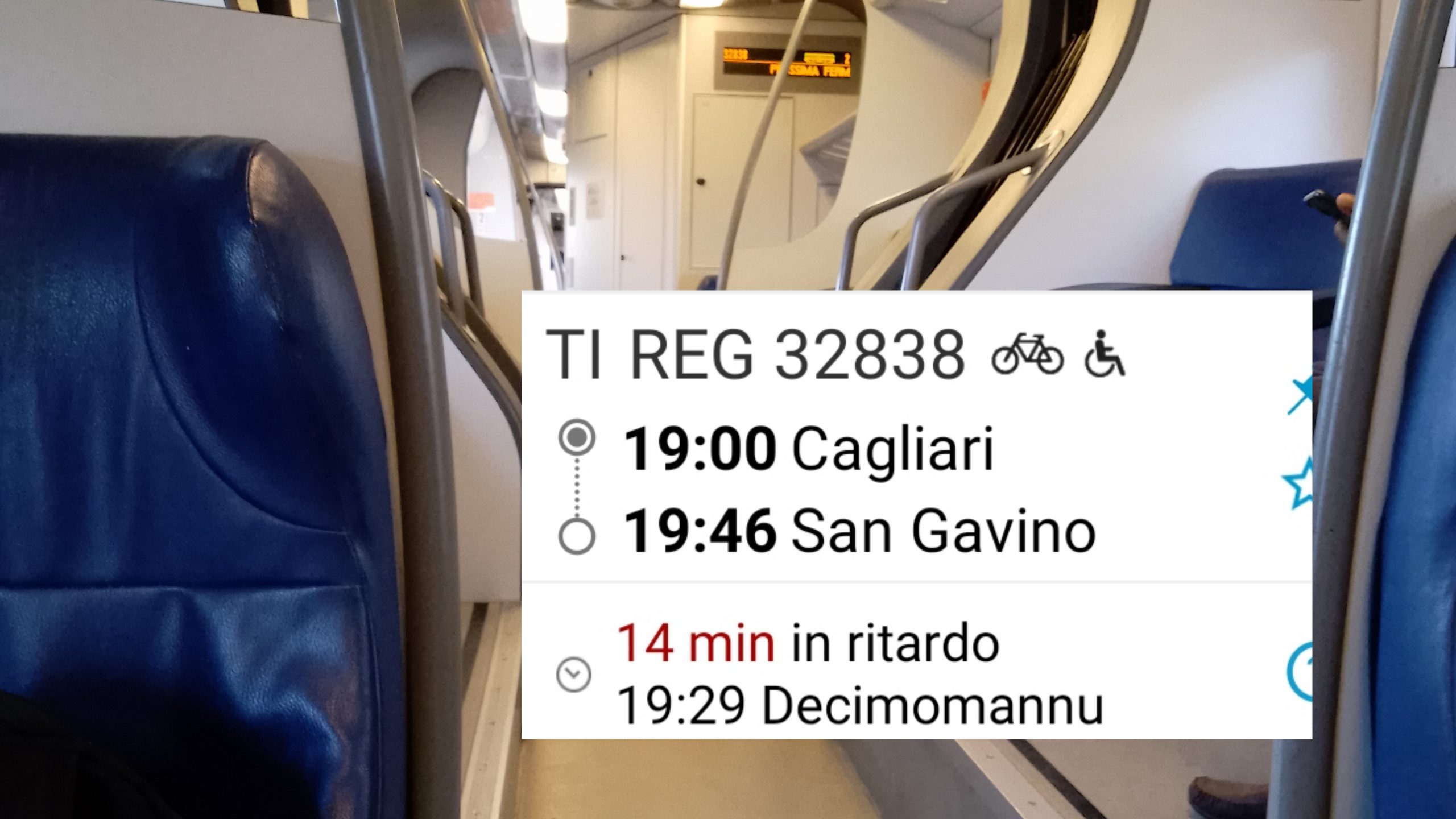 Passeggero si rifiuta di pagare il biglietto e il treno si blocca: caos a Decimomannu