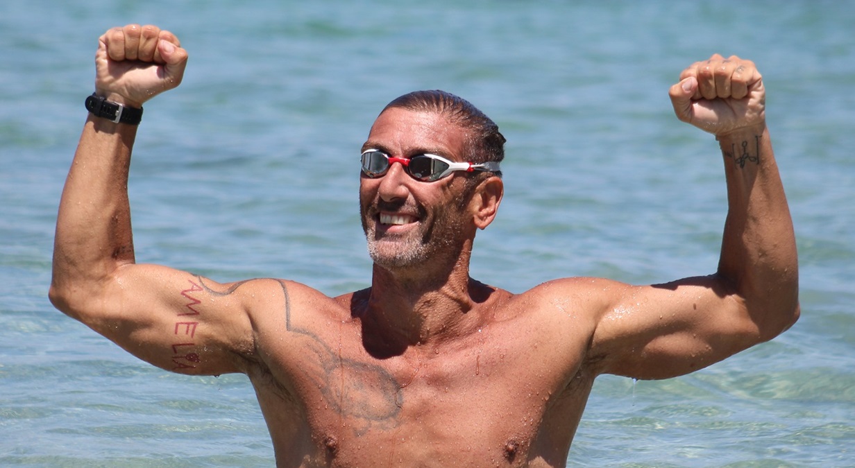 Si tuffa e rischia di annegare: ragazzo salvato dal campione di nuoto di Cagliari Corrado Sorrentino