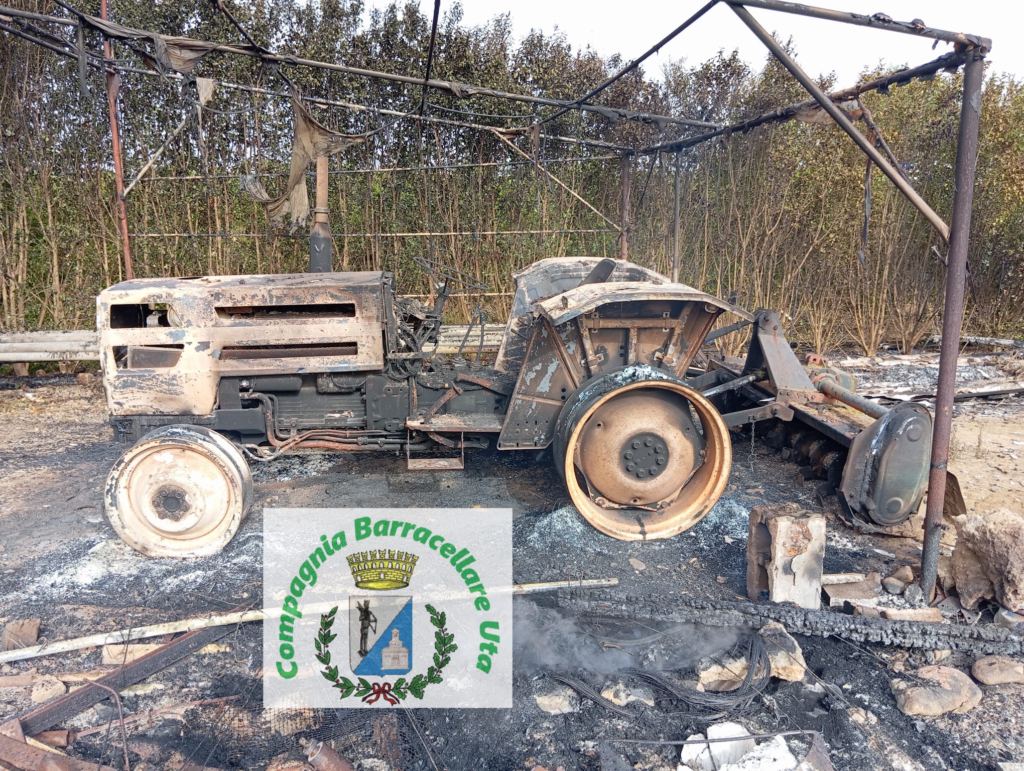 Uliveto in fiamme, paura a Uta: il fuoco divora anche una casa e un trattore