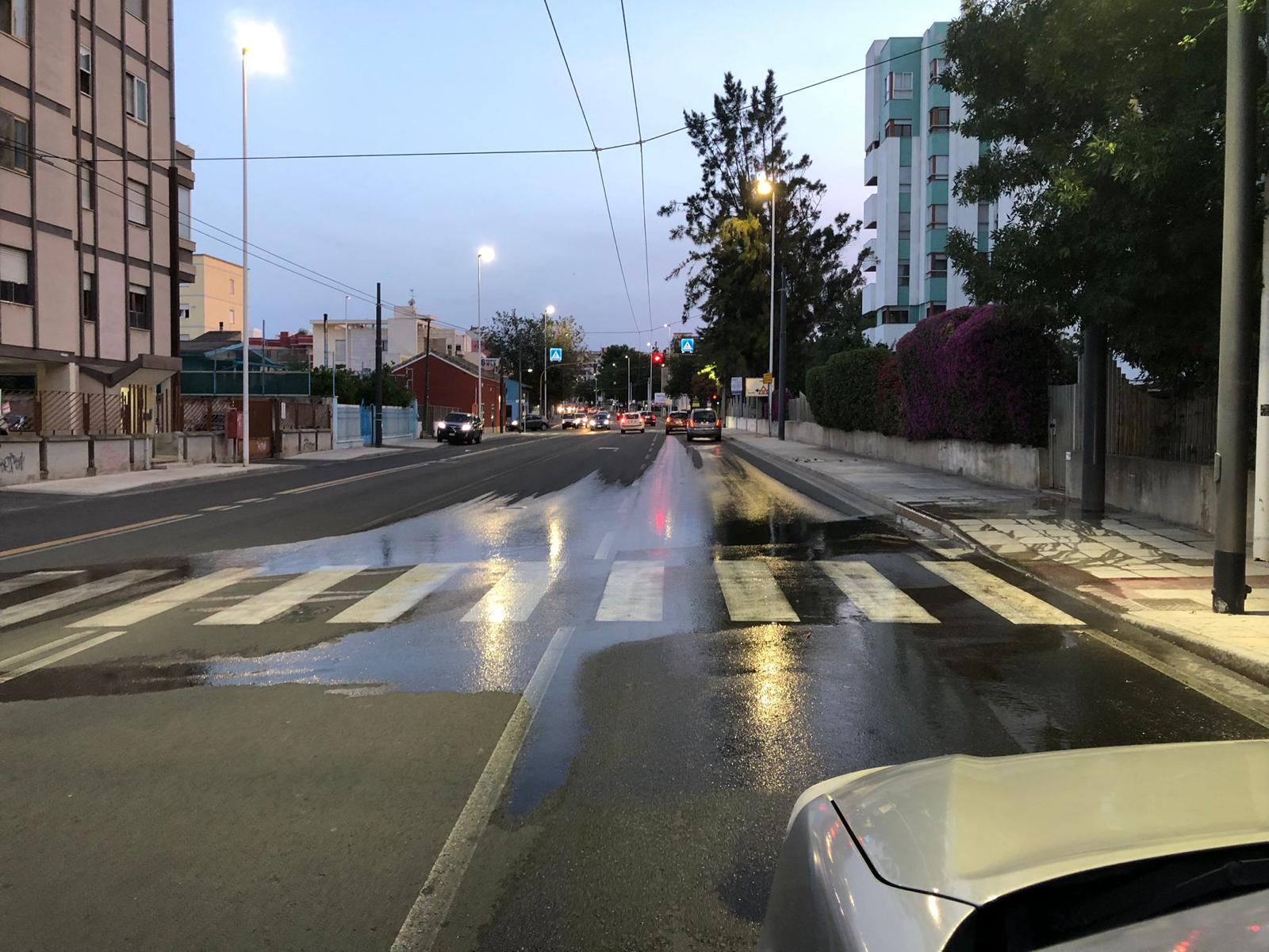 Cagliari, ennesima perdita d’acqua in viale Marconi: “Decine di famiglie a secco da oltre 12 ore”