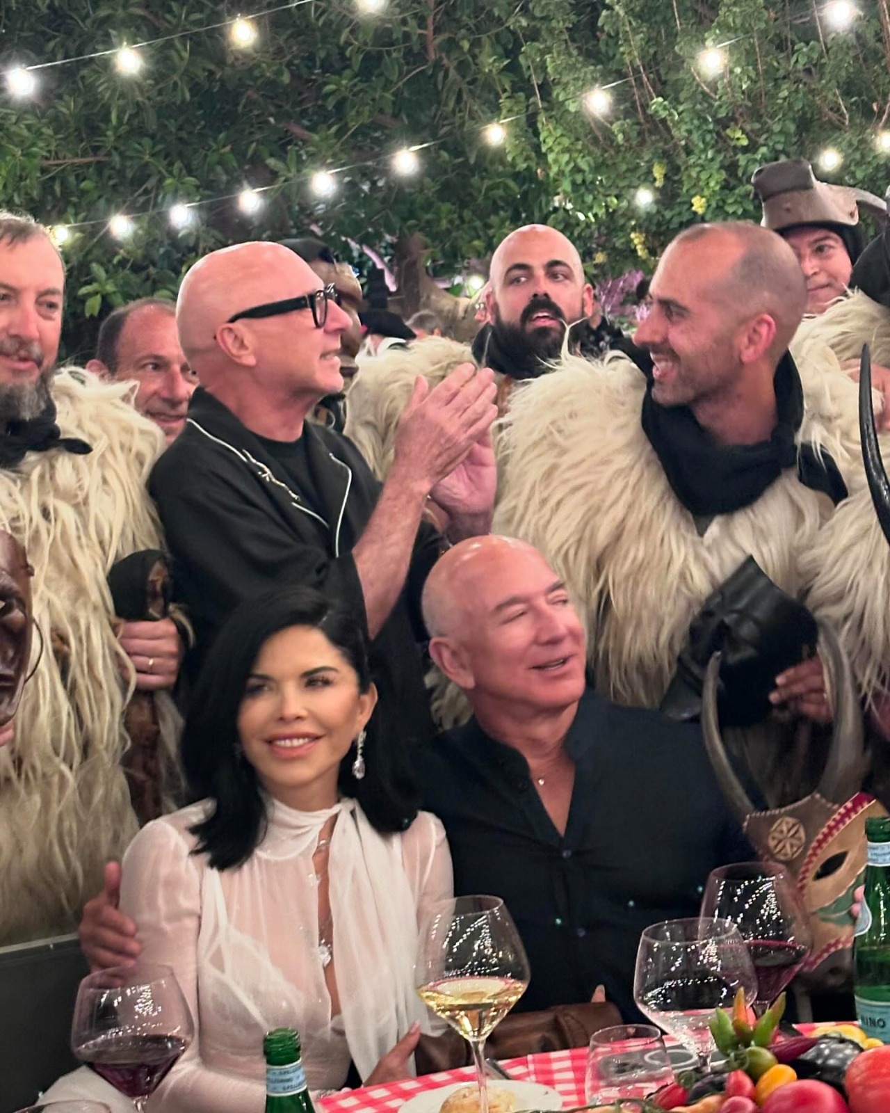 L’Alta moda di Dolce e Gabbana ispirata alla sfilata di Sant’Efisio: i Merdules di Ottana conquistano Jeff Bezos