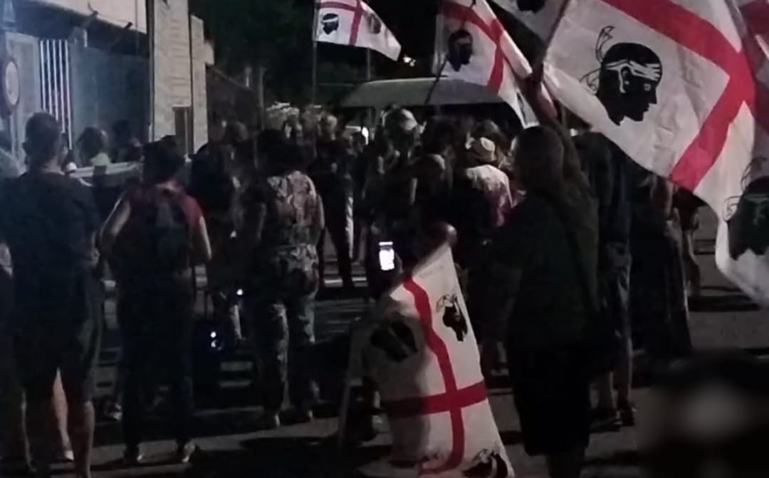 Tensione al porto di Oristano, manifestanti bloccano un carico di maxi pale eoliche