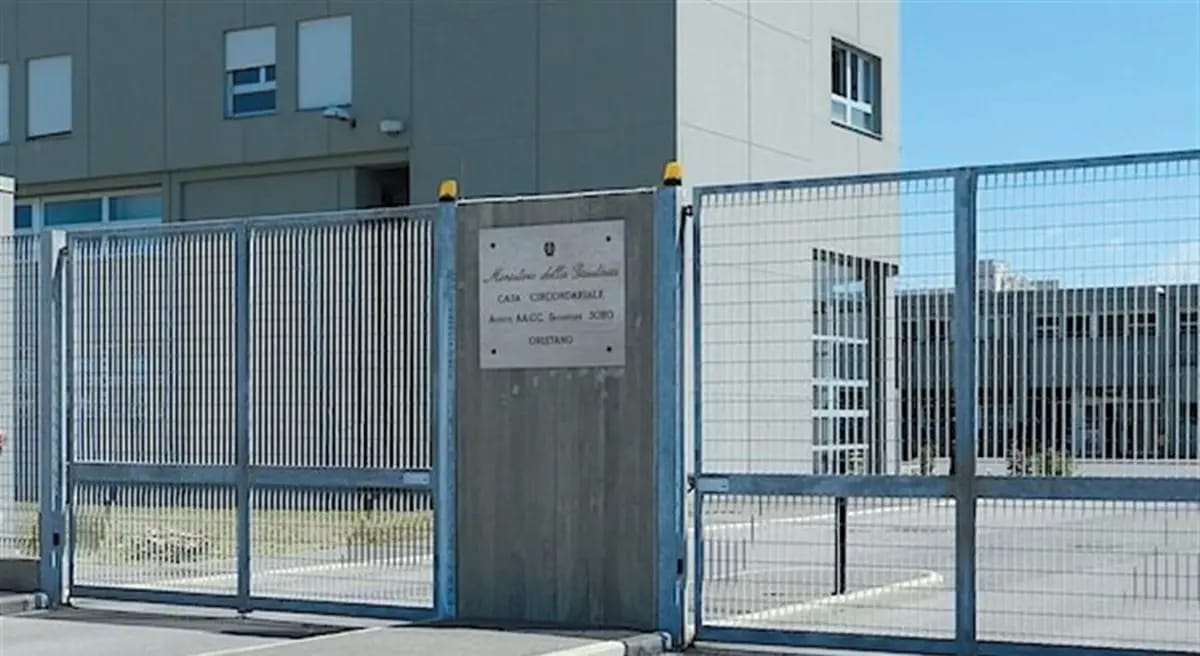 Terrore nel carcere di Oristano, due detenuti incendiano le celle: salvati a fatica dagli agenti