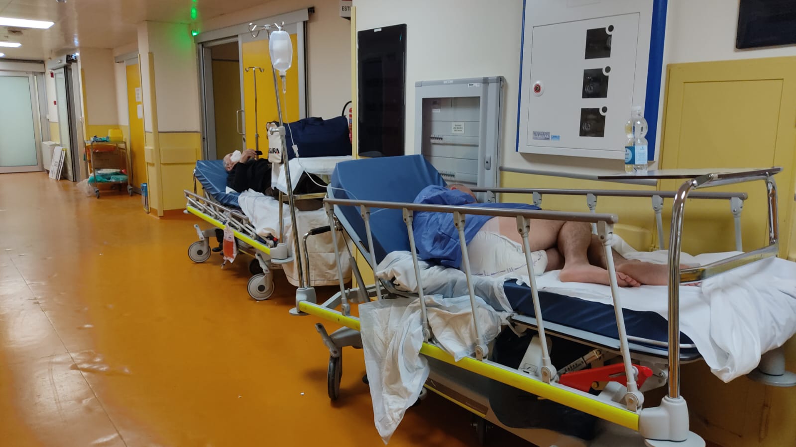 Brotzu ko 4 giorni, odissea al Policlinico: “Barelle e decine di pazienti ovunque con appena due infermieri”