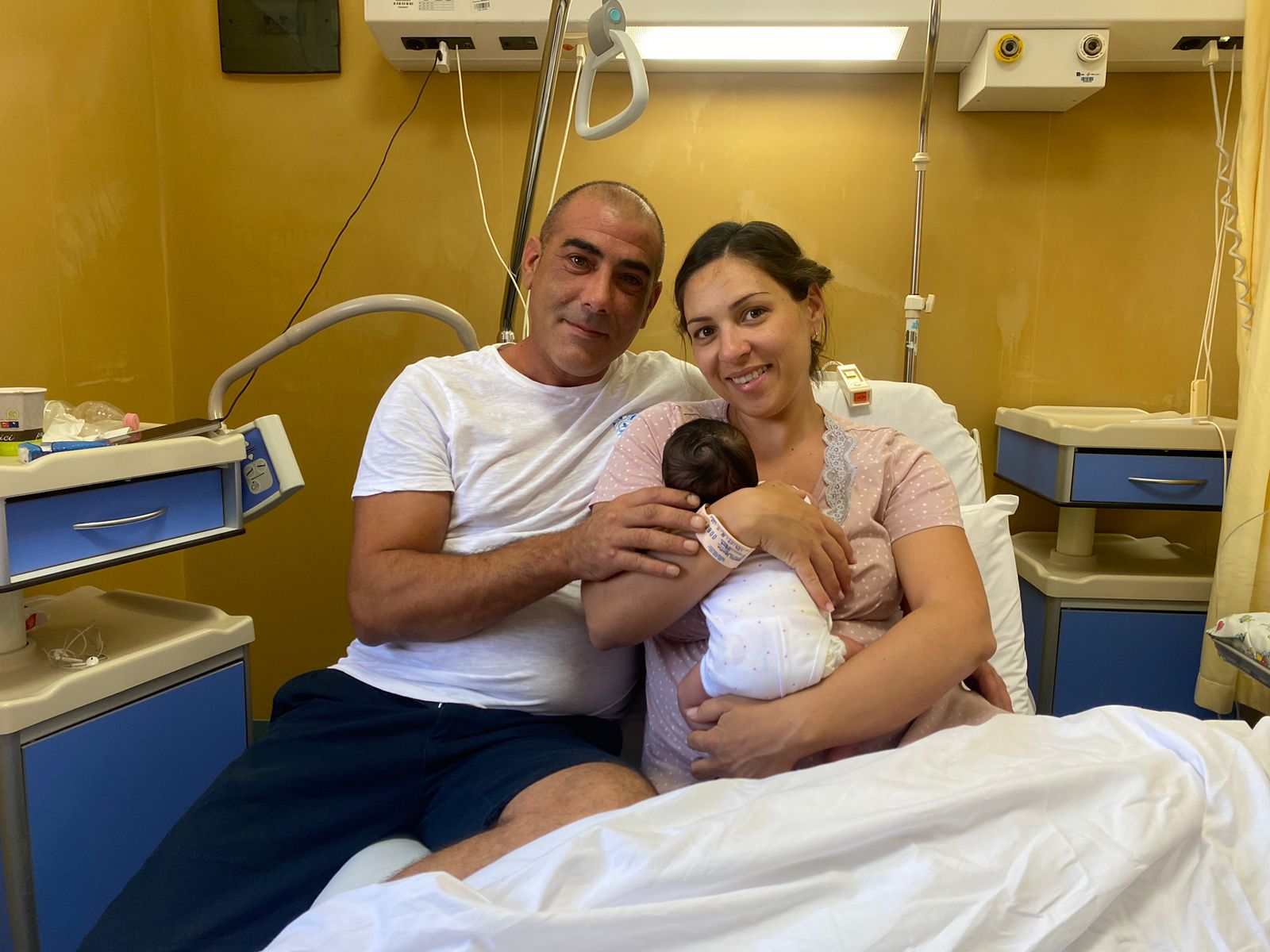 L’auto come la sala parto, Daniela dà alla luce Sabina sulla 125: “Da Tertenia a Cagliari zero punti nascita, assurdo”