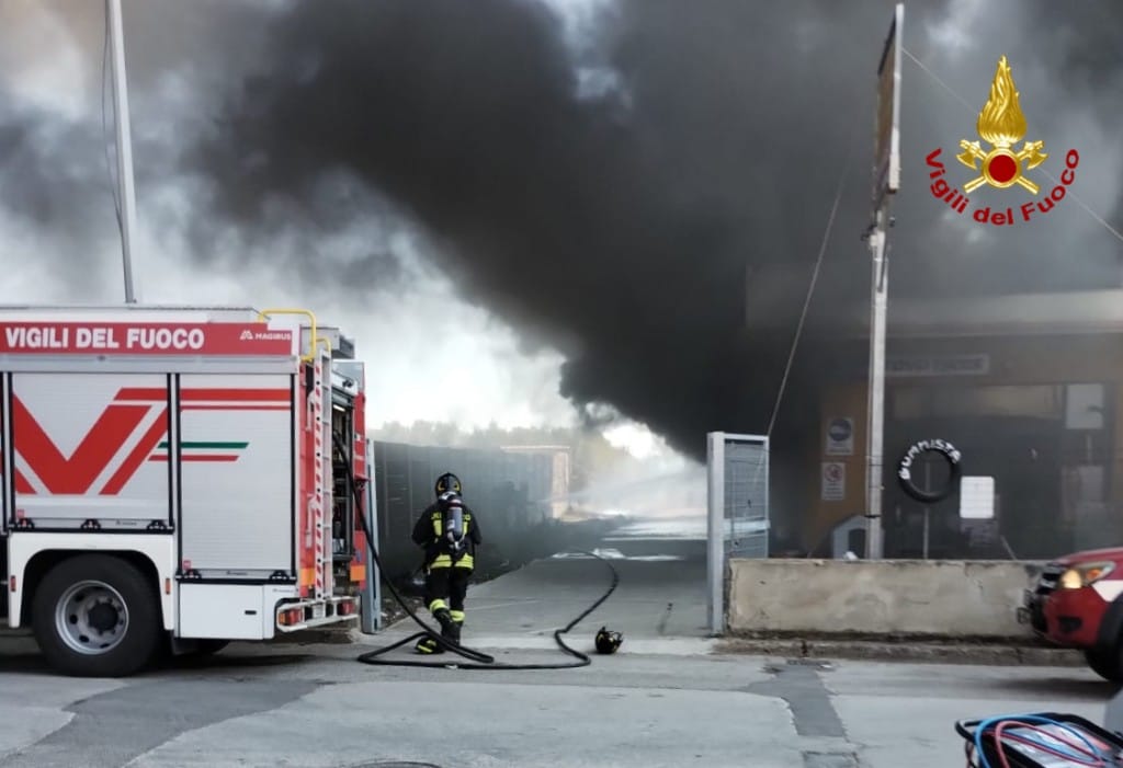 Senorbì, le fiamme raggiungono e devastano l’officina di Cristian Arisci: scatta la solidarietà dei colleghi