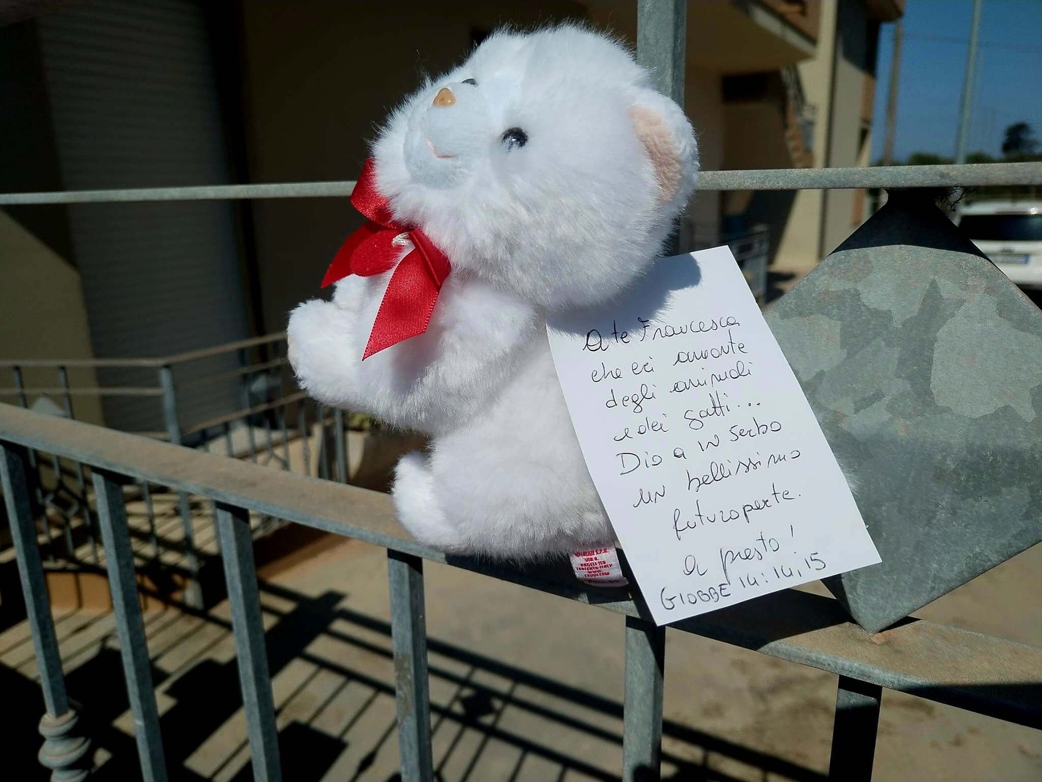 San Sperate, il peluche nel cancello della casa di Francesca Deidda: “Dio ha in serbo un bellissimo futuro per te”