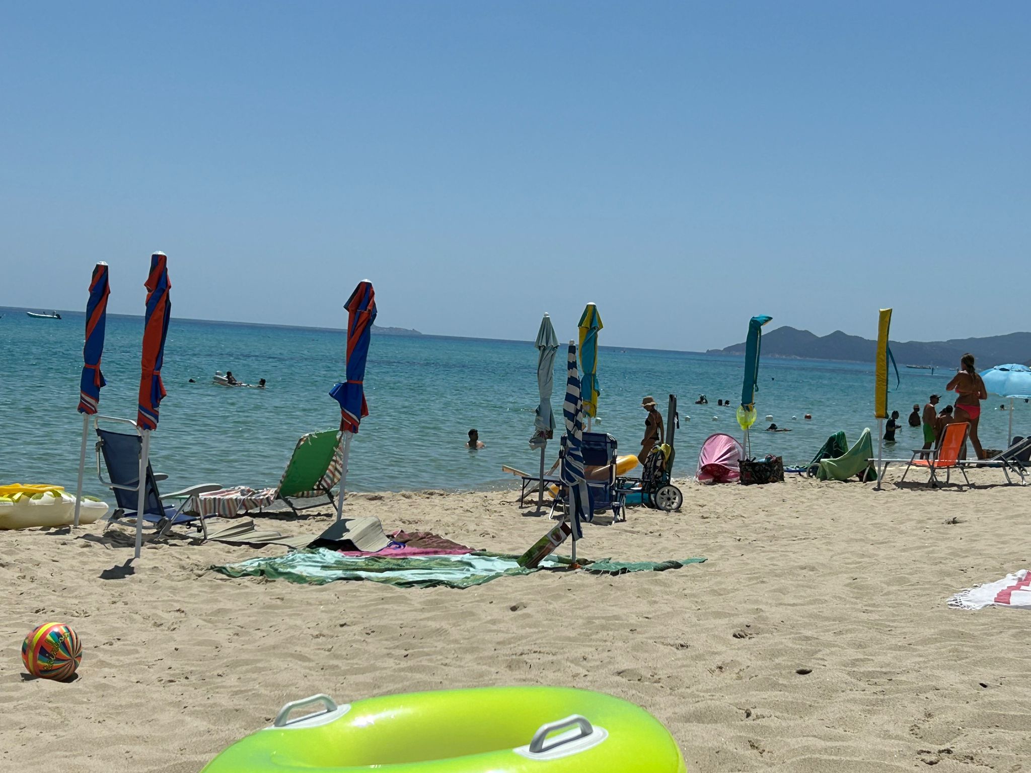 Muravera, i turisti furbetti colonizzano Costa Rei: “Ombrelloni piantati chiusi nei primi 20 metri di spiaggia”