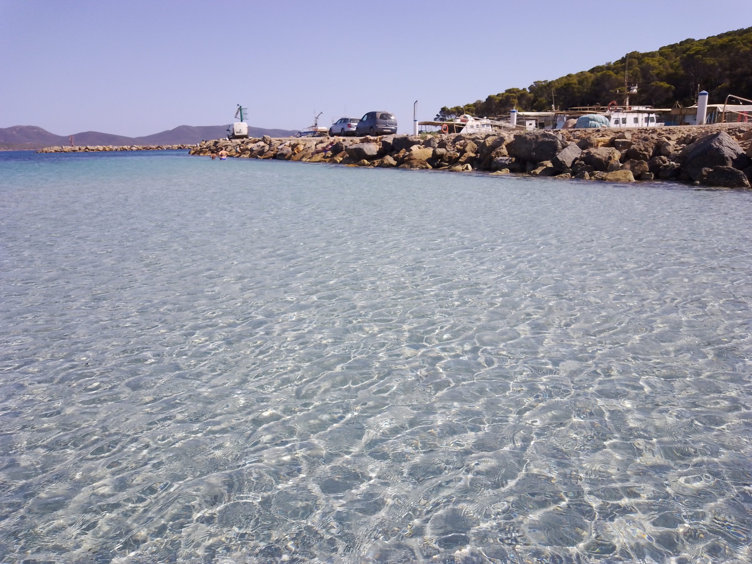 Turisti innamorati della Sardegna, tra mare e sole alla scoperta della storia e della cultura