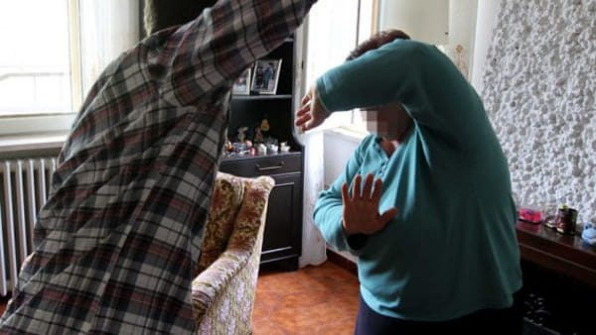 Minaccia e picchia l’anziana madre a Cagliari, 32enne disoccupato passa dai domiciliari a una comunità terapeutica